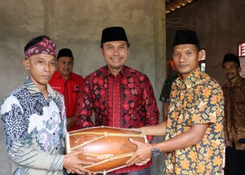 Ketua DPRD Provinsi Jambi, Edi Purwanto beri bantuan alat kesenian ke 2 Paguyuban di Sarolangun. Foto: Humas DPRD