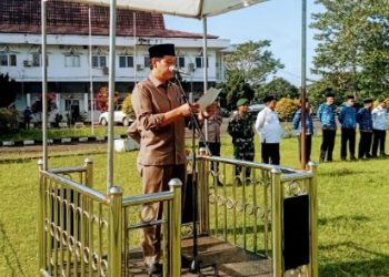 Ketua DPRD Mahrup saat menyampaikan sambutannya Pada HUT Ke - 73 Sat Pol PP dan HUT Damkar Ke - 104 di lapangan Kantor Bupati, Bukit Benderang, Senin, (20/03/23). (Dok. Dian)
