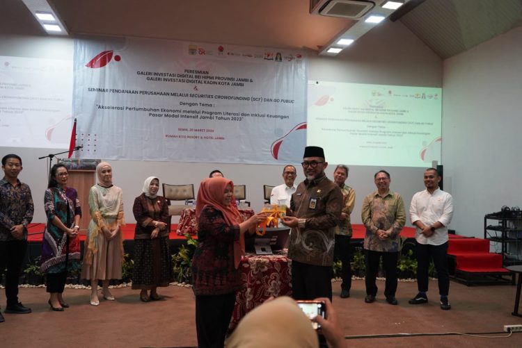 Sekda pada Peresmian Galeri Investasi Digital Bursa Efek Indonesia (BEI), Kamar Dagang Indonesia (Kadin) Kota Jambi dan Himpunan Pengusaha Muda Indonesia (HIPMI) Provinsi Jambi, bertempat di Rumah Kito Resort Hotel, Senin (20/03/2023)/ Foto: dok.kominfo