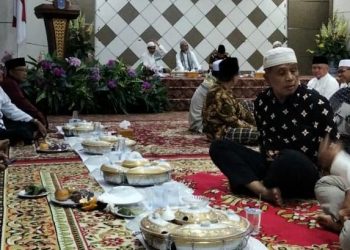 Bupati Merangin H Mashuri bersama Ketua TP PKK Merangin Hj Nurhaida Mashuri, menggelar doa dan dzikir bersama dalam rangka menyambut datangnya bulan suci Ramadhan 1444 H, di Auditorium rumah dinas bupati, Senin malam (20/3)/ Foto: Dok. Kominfo