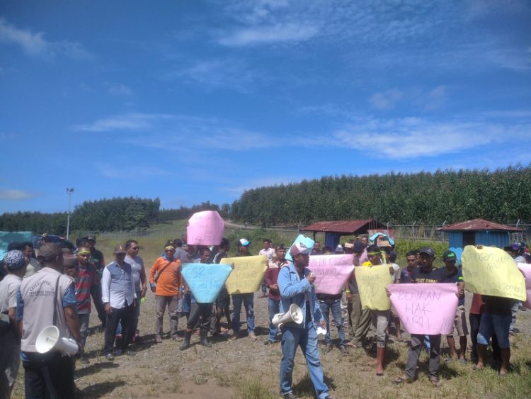 Warga Mendahara Ulu Geruduk Petrochina. Foto: SN