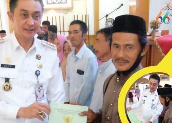 Pj Bupati Muaro Jambi Bachyuni Deliansyah saat menyerahan Sertifikat Hak Atas Tanah Bagi UMKM. Rabu (04/01/2023). (Dok. Diskominfo Muaro Jambi)