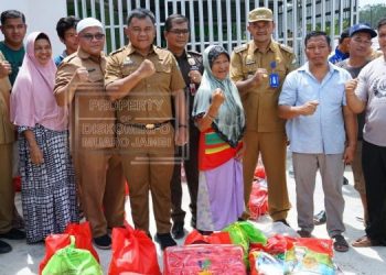 Penyerahan Bantuan Kepada Masyarakat Korban Angin Puting Beliung oleh Sekda kabupaten muaro jambi, Budi Hartono di Perumahan Mendalo Valley Desa Mendalo Darat, Selasa (10/01/2023). (Dok. Diskominfo Muaro Jambi)