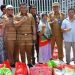 Penyerahan Bantuan Kepada Masyarakat Korban Angin Puting Beliung oleh Sekda kabupaten muaro jambi, Budi Hartono di Perumahan Mendalo Valley Desa Mendalo Darat, Selasa (10/01/2023). (Dok. Diskominfo Muaro Jambi)