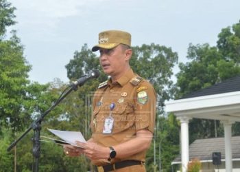Pj. Bupati Muaro Jambi Bachyuni Deliansyah, SH, MH saat menyampaikan sambutan pada Apel Gabungan di Dinas Kominfo Kabupaten Muaro Jambi, Senin (06/02/2023). (Dok. Kominfo)