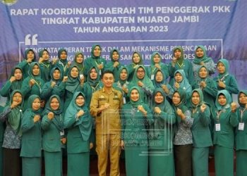 PJ Bupati Membuka Raklorda Tim Penggerak PKK Kabupaten Muaro Jambi Tahun 2023 di Ratu Convention Center, Selasa (14/02/2023). (Dok. Kominfo)
