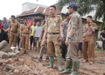 Pj. Bupati Muaro Jambi Tinjau Jalan Rusak di kawasan Desa Bakung Kecamatan Maro Sebo, Selasa(28/02/2023). (Dok. Kominfo)