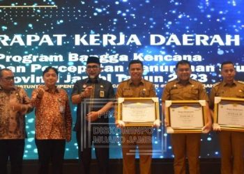 Penerimaan Penghargaan Terbaik II Pemkab Muaro Jambi dalam Menurunkan Stunting di Provinsi Jambi, di Hotel Aston Jambi, Selasa (28/02/2023). (Dok. Kominfo)