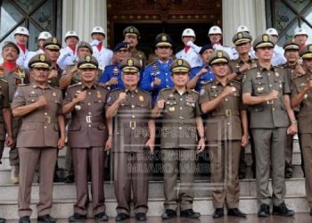 Pj Bupati Muaro Jambi Mengikuti Upacara HUT Satpol PP dan Damkar Tingkat Provinsi Jambi di lapangan kantor gubernur provinsi jambi. Senin (13/3/2023). (Dok.Kominfo)