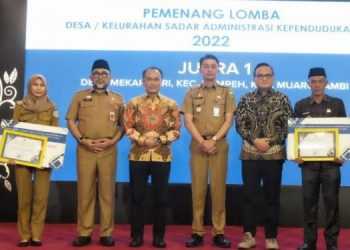 Pj Bupati Muaro Jambi, Bachyuni Deliansyah saat menerima Seritifikat Penghargaan Desa Terbaik I Kepada Pemerintah Kabupaten muaro jambi di Aditorium Rumah Dinas Gubernur Jambi (20/3/2023). (Dok.Kominfo)