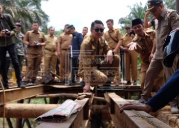 Pj Bupati Muaro Jambi, Bachyuni Deliansyah, saat melakukan peninjauan pembangunan jembatan Sungai Kandang di Kecamatan Sungai Bahar. Senin (6/3/2023) (Dok.Kominfo)