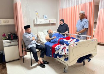 Gubernur Jambi Al Haris membesuk Ari, wartawan yang menjadi korban pembacokan oleh seorang poemuda belum lam ini, Ari dirawat di Rumah Sakit Siloam pada Sabtu (25/3/2023)/ Foto: Dok.Ampar