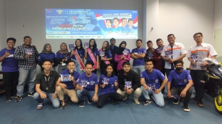 Nobar ARRC Round 1 bersama Komunitas Motor Yamaha dan Duta Fazzio Jambi. Foto: Humas Yamaha