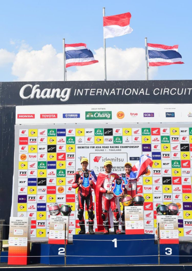 Pebalap binaan PT Astra Honda Motor (AHM) dua kali pengibaran bendera Merah Putih pada seri pembuka ajang balap Asia Road Racing Championship (ARRC) 2023. Foto: Humas Honda