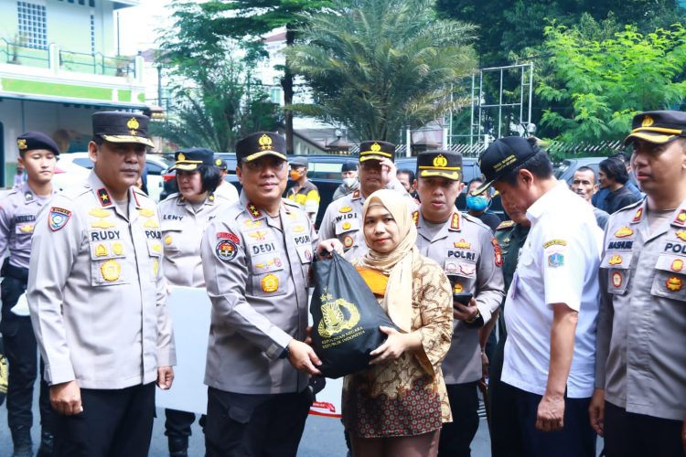 Ribuan Paket Sembako dari Kapolri Disebar ke Masyarakat di Slum Area Jaksel/ Foto: humas Polri