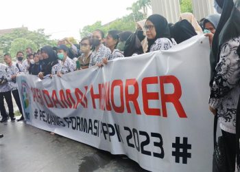 Forum Guru Prioritas Pertama Negeri dan Swasta Provinsi Jambi melakukan aksi di depan gedung Dewan Perwakilan Rakyat Daerah (DPRD) Provinsi Jambi, Kamis (30/3). Foto: Meli/ Ampar