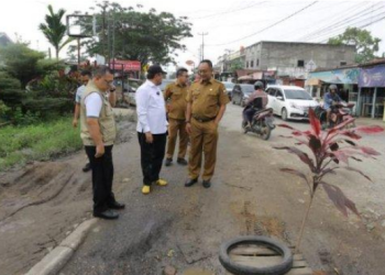 Komisi III DPRD Provinsi Jambi tinjau jalan Buluran yang rusak, Senin (27/2). Foto: Humas DPRD