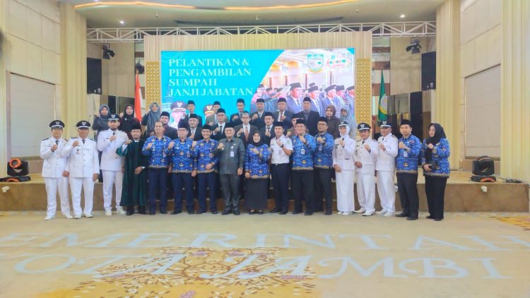 Pelantikan pejabat pengawas di lingkungan Pemerintah Kota (Pemkot) Jambi, Senin (17/4). Foto: Meli/ Ampar