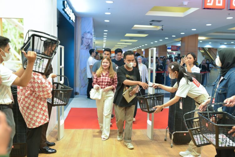 Antusias masyarakat sambut pembukaan toko pertama Uniqlo di Jambi, Jumat (31/3). Foto: Alan/ Ampar