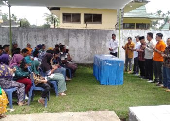 Staf Ahli Gubernur Bidang Ekonomi Keuangan dan Pembangunan Muktamar Hamdi bagikan 600 paket sembako kepada masyarakat. Foto: Dok Kominfo Prov Jambi