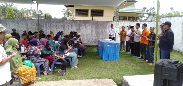 Staf Ahli Gubernur Bidang Ekonomi Keuangan dan Pembangunan Muktamar Hamdi bagikan 600 paket sembako kepada masyarakat. Foto: Dok Kominfo Prov Jambi