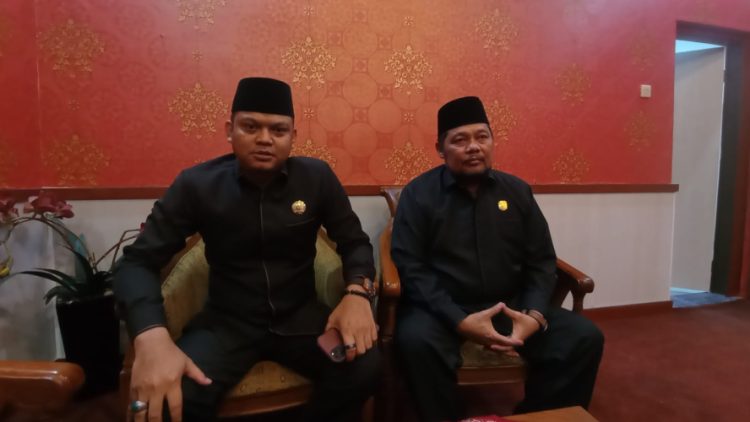 Ketua DPRD Muaro Jambi Yuli Setia Bakti saat diwawancarai awak media, Selasa (4/4)