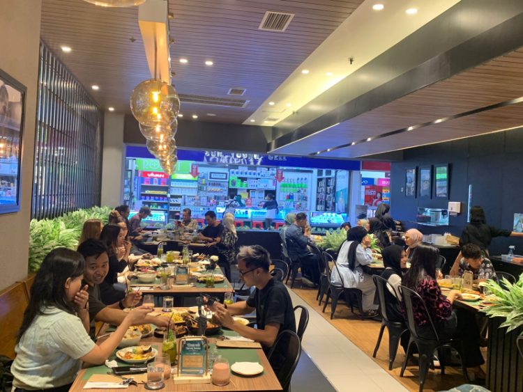 Suasana pengunjung di Antarasa, Breadlife dan Shirato Mall WTC Jambi, Selasa (4/4). Foto: Alan/ Ampar