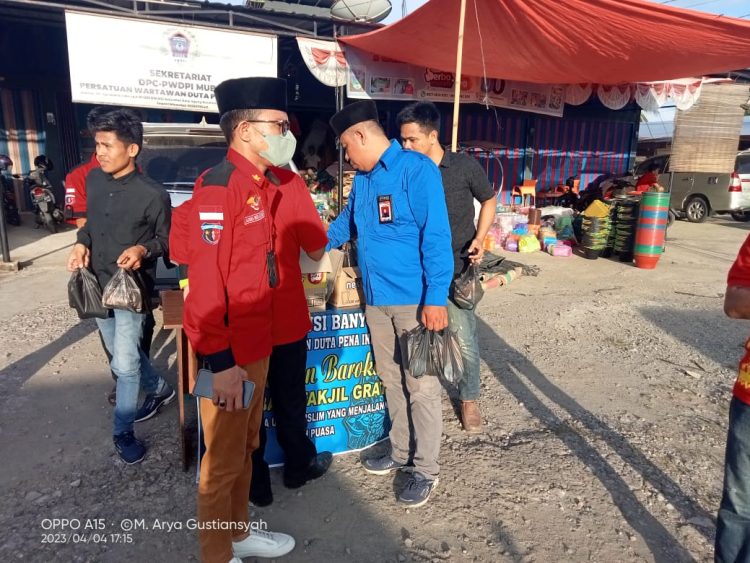 PWDPI Musi Banyuasin Berbagi Takjil ke Penngendara Jalan/ Foto: Nuria