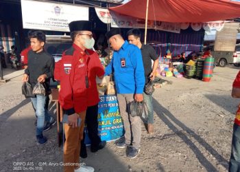 PWDPI Musi Banyuasin Berbagi Takjil ke Penngendara Jalan/ Foto: Nuria