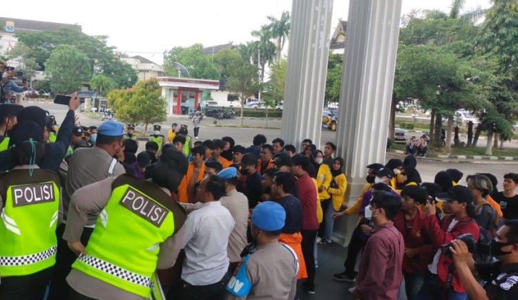 Aliansi Mahasiswa Jambi saat aksi di Gedung DPRD Jambi/ Foto: Melli/Ampar