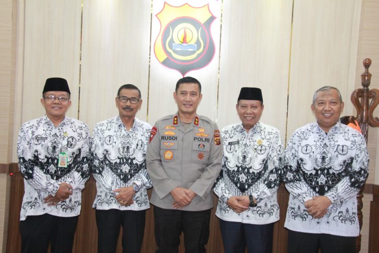 Foto Bersama Kapolda Jambi dan Pengurus PGRI Jaambi/ Foto: Dok.Humas Polda