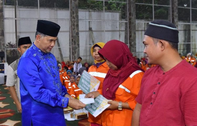 Walikota Jambi Syarif Fasha Berikan Tambahan Jasa Kerja Rp 800 Ribu Rupiah Kepada Enam Ribu Lebih Pegawai HonorerBerikan Tambahan Jasa Kerja Rp 800 Ribu Rupiah Kepada Enam Ribu Lebih Pegawai Honorer/ Foto: Melli/ Ampar