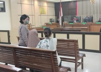 Tangis Indra Purnama Ibu terdakwa Riyan usai vonis 4 tahun penjara di PN Jambi/ Foto: Ampar