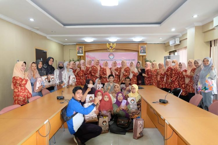 Ketua DWP Dinas Pendidikan Provinsi Jambi Ny. Hj. Sartiah syamsurizal, se., mm membagikan peket sembako/ Foto: Qodri