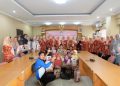 Ketua DWP Dinas Pendidikan Provinsi Jambi Ny. Hj. Sartiah syamsurizal, se., mm membagikan peket sembako/ Foto: Qodri