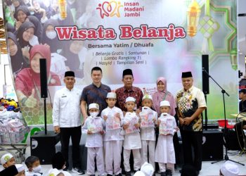 Wagub Jambi, Abdullah Sani berbagi kasih bersama anak yatim, di Jambi Prima Mall, Minggu (16/4). Foto; Dok Kominfo Prov Jambi