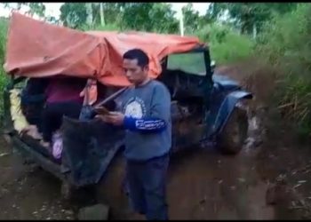 Ibu Hamil di Merangin Terpaksa Melahirkan di Jalan Rusak Parah/ Foto: Ampar