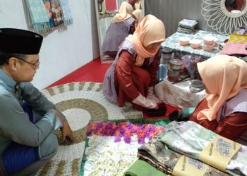 Kadisdik Jambi Apresiasi Batik Kebatan Karya Siswa SMK 4 Tanjabtim/ Foto: Ampar