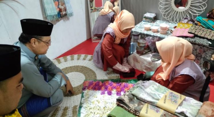 Kadisdik Jambi Apresiasi Batik Kebatan Karya Siswa SMK 4 Tanjabtim/ Foto: Ampar