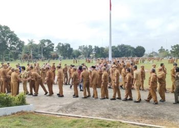 Gubernur Jambi, Al Haris saat pimpin Apel Gabungan ASN Muaro Jambi, Senin (15/5). Foto: Riky