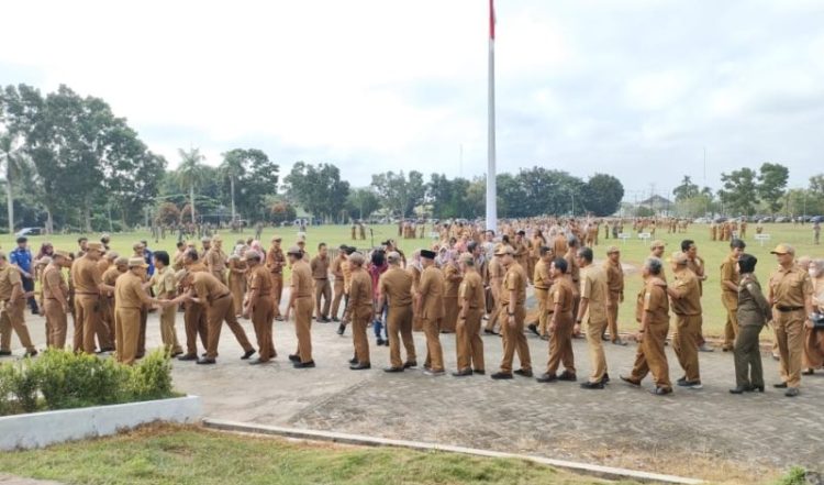 Gubernur Jambi, Al Haris saat pimpin Apel Gabungan ASN Muaro Jambi, Senin (15/5). Foto: Riky
