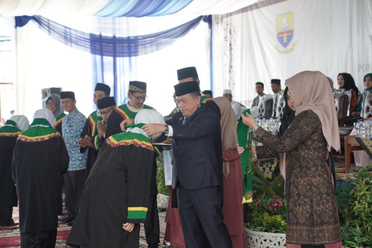 Gubernur Jambi Al Haris menghadiri wisuda akhir santri Pondok Pesantren Karya Pembangunan (PKP) Al Hikmah Jambi asuhan H Hasan Basri, Sabtu (20/05/2023)/ Foto: RIky