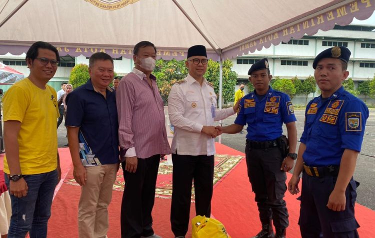 Walikota Jambi, Fasha melakukan penyerahan secara simbolis paket sembako kepada petugas kebersihan. Foto: Meli