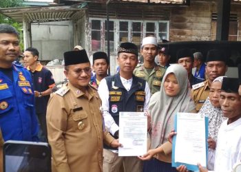 Wakil Walikota Jambi, Maulana berikan bantuan tanggap darurat kepada korban kebakaran rumah di wilayah Tahyatul Yaman, RT 02, Seberang, Kota Jambi. Foto: Meli
