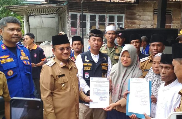 Wakil Walikota Jambi, Maulana berikan bantuan tanggap darurat kepada korban kebakaran rumah di wilayah Tahyatul Yaman, RT 02, Seberang, Kota Jambi. Foto: Meli