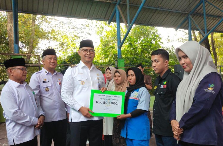 Walikota Jambi, Syarif Fasha salurkan bantuan mustahiq Ramadhan 1444 H kepada 6000 Non ASN. Foto: Meli