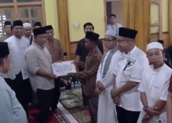 Bupati Tanjab Timur H. Romi Hariyanto, SE hadir didampingi Sekda Tanjab Timur Sapril, S.IP,di Masjid Nurul Falah Desa Pandan Lagan, Selasa (4/4/23). Foto: Dok Diskominfo