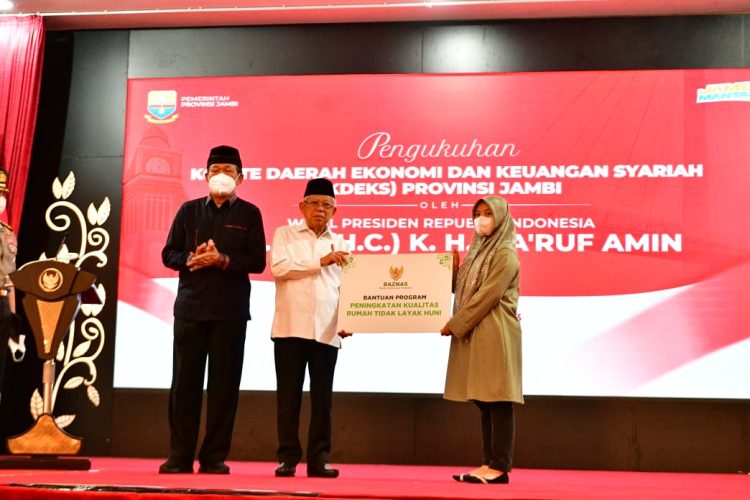 Wakil Presiden (Wapres) K.H. Ma`ruf Amin sore ini, Kamis (4/5/2023), menyerahkan bantuan peningkatan kualitas rumah tidak layak huni (Rutilahu) di Kota Jambi/ Foto: EP/RJP-BPMI Setwapres