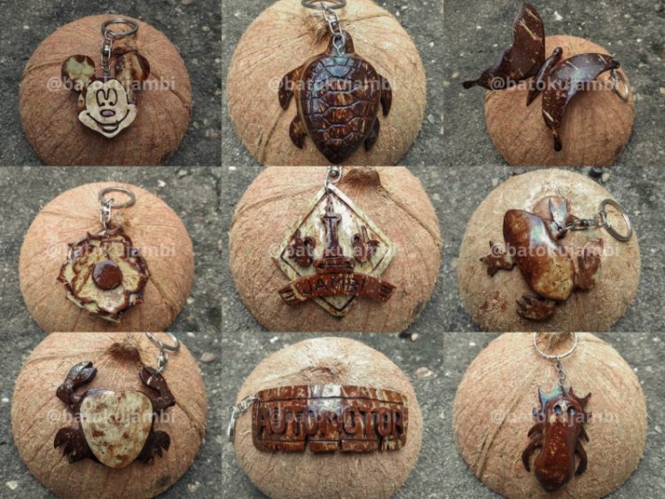 Sauovenir dari batok kelapa karya anak muda Jambi. Foto: Meli/ Ampar