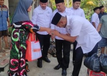 Sekda Sapril Serahkan Bantuan Kepada Warga Korban Kebakaran di kelurahan Nipah Panjang, Kamis (06/04/2023). Foto: Dok Rizon